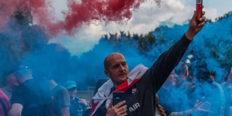 “NUK NDIHESH MË I SIGURT”/ Britanikët protestojnë kundër strehimit të azilkërkuesve në hotele, tensione të ashpra në Britani