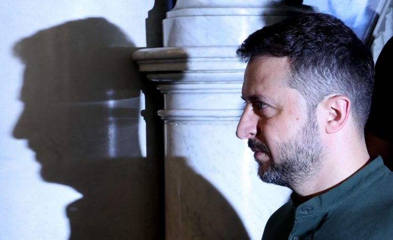 ANALIZË/ Zelensky bëhet “kurban” politik i takimit të ardhshëm Trump-Putin