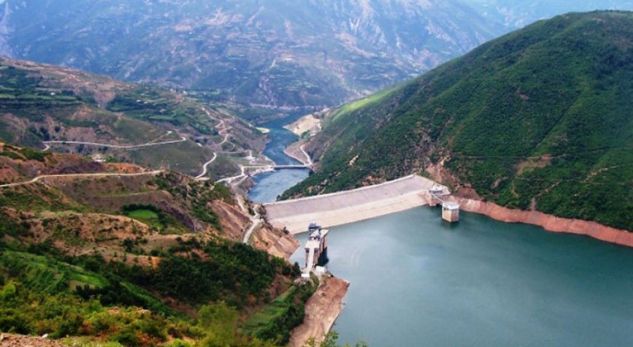PAKËSOHEN PRURJET E LUMENJVE/ Niveli i liqenit të Fierzës 274 metra, afër pragut minimal