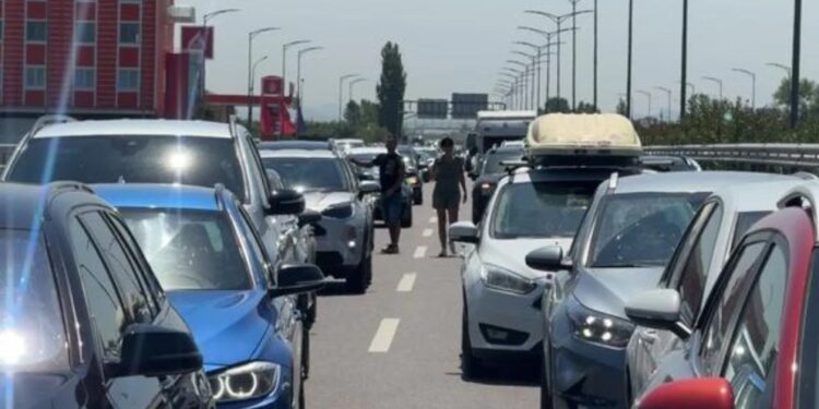 SEZONI TURISTIK/ Bllokohet aksi kombëtar Laç-Lezhë, radhë kilometrike automjetesh