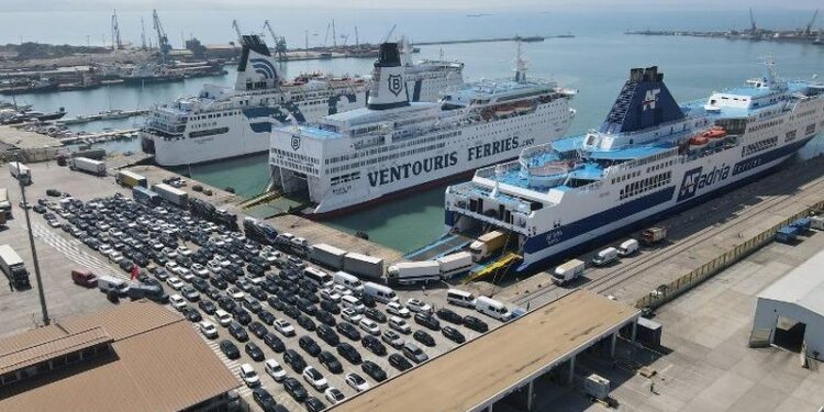 SEZONI TURISTIK/ 20 mijë pushues dhe 6 mijë automjete në fundjavë në Portin e Durrësit