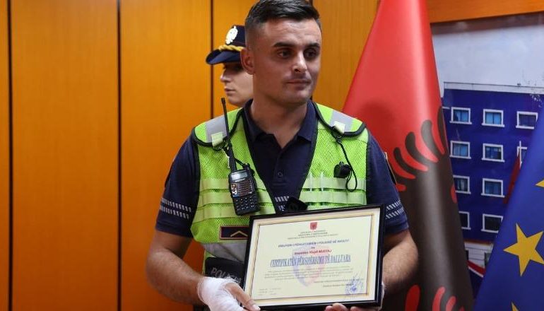 SHPËTOI TË PLAGOSURIT NË FIER/ Proda i jep Certifikatë për Shërbime të Dalluara Inspektor Klajdi Mustaj: Nderojmë punonjësit që i japin dinjitet…