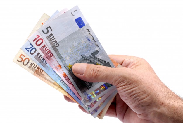 THELLOHET RËNIA E EUROS/ Valuta europiane bie nën nivelin e 97 lekëve, rekordi i ri negativ