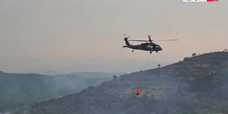 SHUHET ZJARRI NË FSHATIN VELÇAN/ Kalon rreziku për shtëpitë dhe banorët, 2 helikopterë në aksion