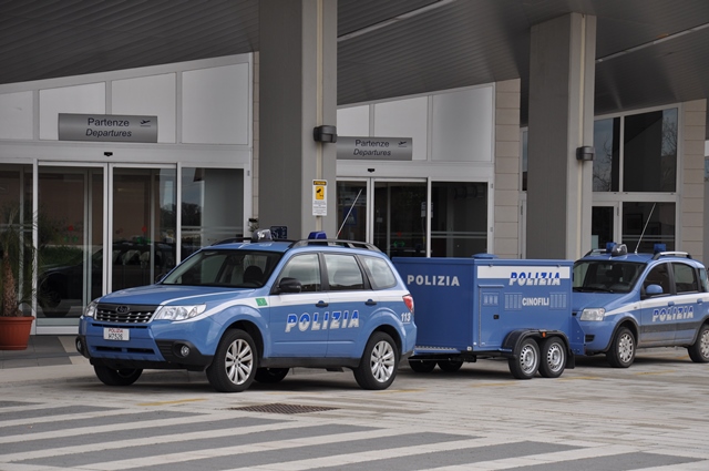 TENTOI TË HIPTE NË AVION ME NJË THIKË/ Arrestohet 39-vjeçari shqiptar në aeroportin e Siçilisë. Ishte nisur për Tiranë