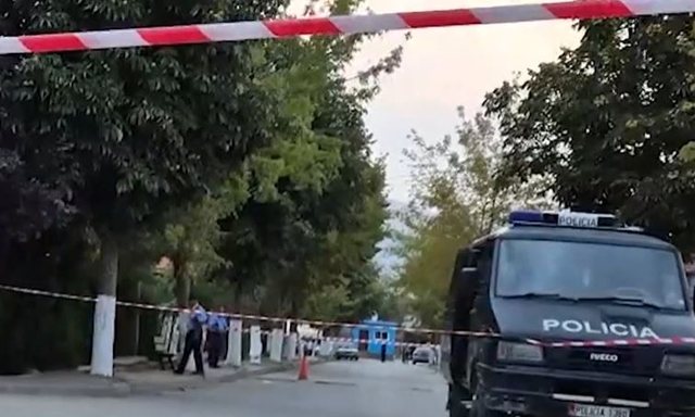 VRASJA E 14-VJEÇARIT NË MALIQ/ Dalin pamjet nga vendi i ngjarjes, policë dhe ekspertë mjeko-ligjorë rrethojnë lokalin