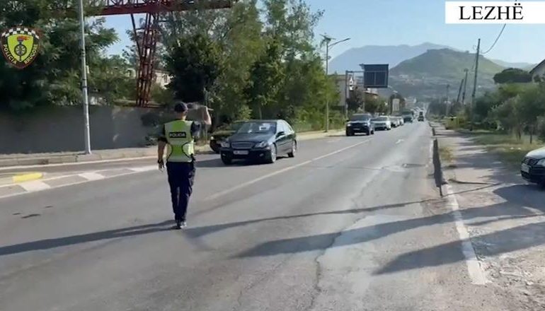 RRUGORJA E LEZHËS BËN BILANCIN E DY JAVËVE/ 2 mijë gjoba për shkelje të Kodit Rrugor! 3 drejtues në pranga dhe 14 të tjerë nën hetim