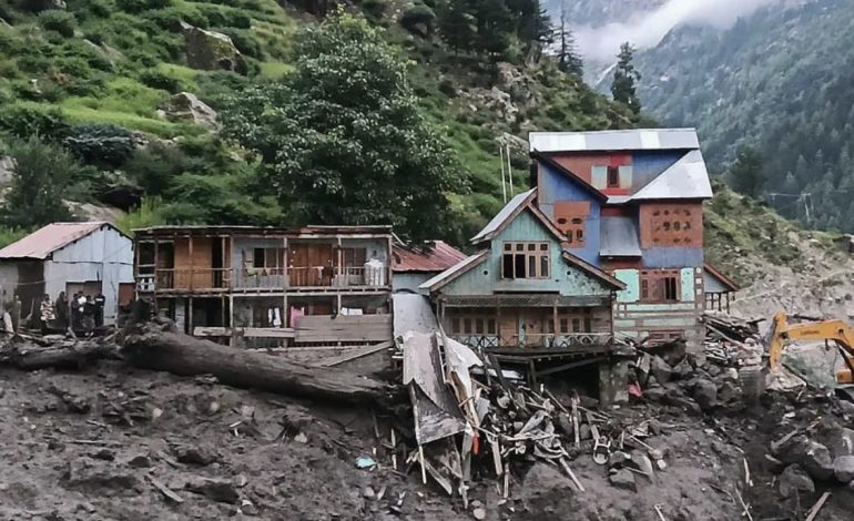 TRAGJEDI NË KASHMIR/ Të paktën 60 të vdekur dhe dhjetëra të zhdukur pas përmbytjeve shkatërruese