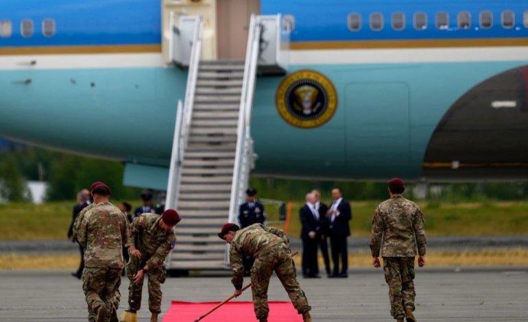 TAKIMI TRUMP-PUTIN/ Aeroplanë luftarakë amerikanë fluturojnë sipër tyre, përfshirë edhe bombarduesin B-2