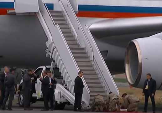 “TËRBIM DHE NEVERI”/ Takimi Putin-Trump “ndez” rrjetin, ukrainasit të zemëruar me pritjen e presidentit rus: I shtruan…