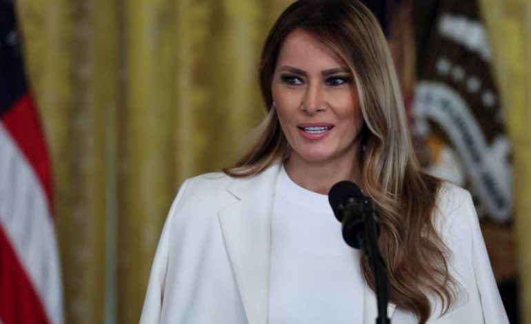 MELANIA TRUMP I DËRGOI LETËR VLADIMIR PUTIN/ Iu dorëzua personalisht nga presidenti Donald Trump! Çfarë shkruhej në përmbajtje