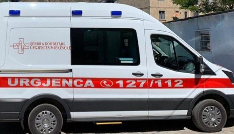 E RËNDË/ 41-vjeçari godet me thikë bashkëjetuesen në Tiranë