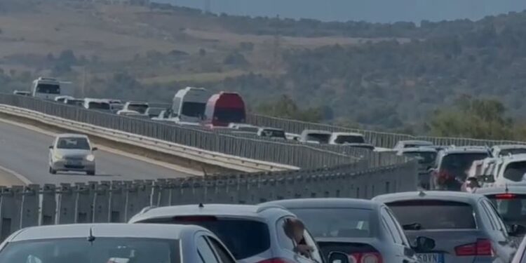 AKSIDENT NË AUTOSTRADËN LEVAN-VLORË/ Përplasen disa automjete