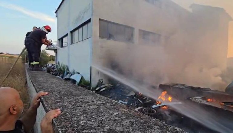 PËRFSHIHET NGA FLAKËT SERVISI NË FIER/ Tymi mbulon zonën, forcat zjarrfikëse në vendngjarje