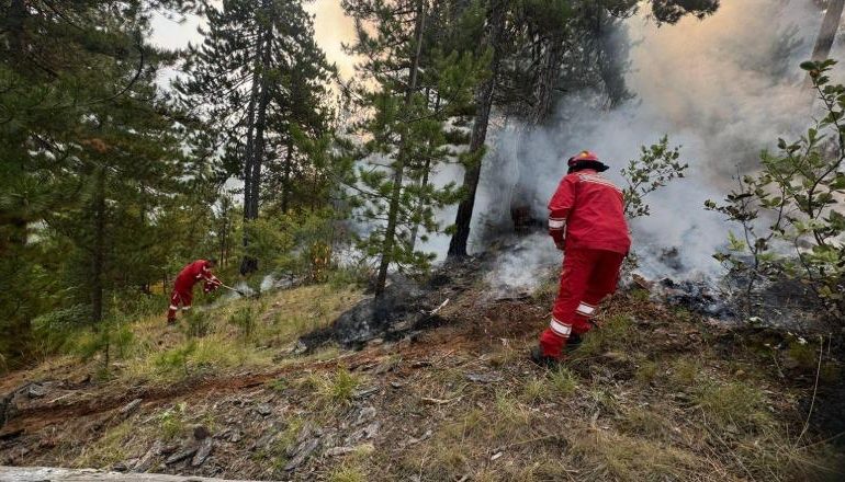ZJARRET/ Ministria e Mbrojtjes: 23 vatra të regjistruara gjatë orëve të fundit, 4 mbeten aktive! Situatë problematike në Fushë Arrëz, Gërmenja me ‘sytë’ nga shiu