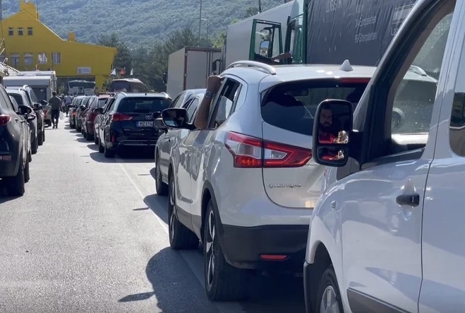 EMIGRANTËT KTHEHEN NË VENDIN E PUNËS/ Fluks i lartë në pikat kufitare