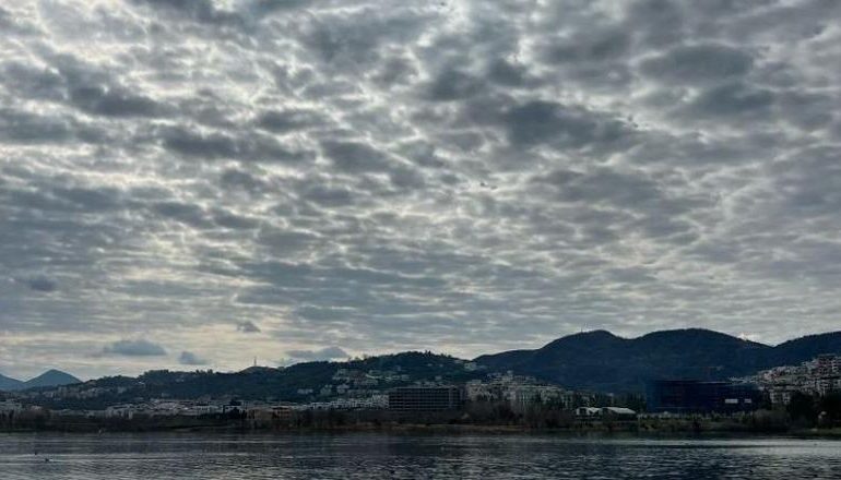 PARASHIKIMI I MOTIT/ Kthjellime dhe alternime vranësirash, reshje shiu priten në zonat malore! Temperaturat deri në 35 gradë