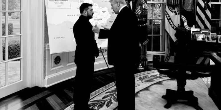 FOTOLAJM/ Trump i tregon Zelenskyt hartën e territorit ukrainas nën kontrollin rus