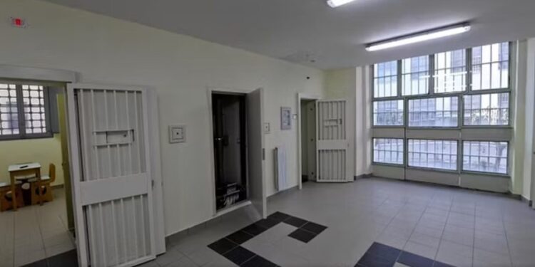 ARRATISJE SPEKTAKLORAE NË NAPOLI/ Dy të burgosur çajnë murin dhe zhduken