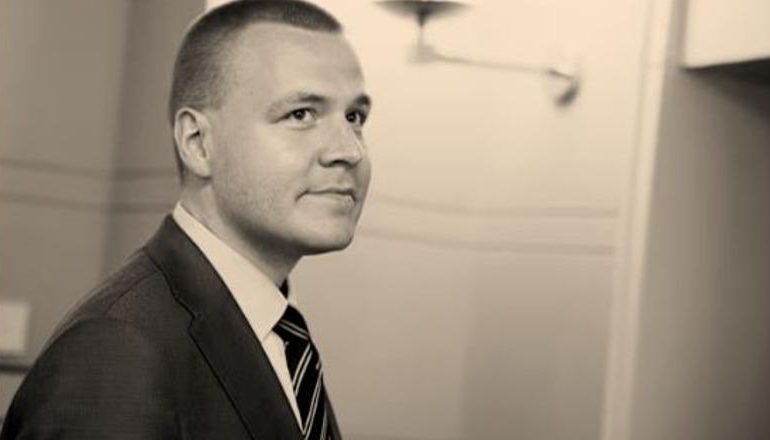 TRONDITET FINLANDA/ Deputeti më i ri vetëvritet brenda Parlamentit! Kush ishte 30-vjeçari i diplomuar për Politikë dhe problemet me shëndetin