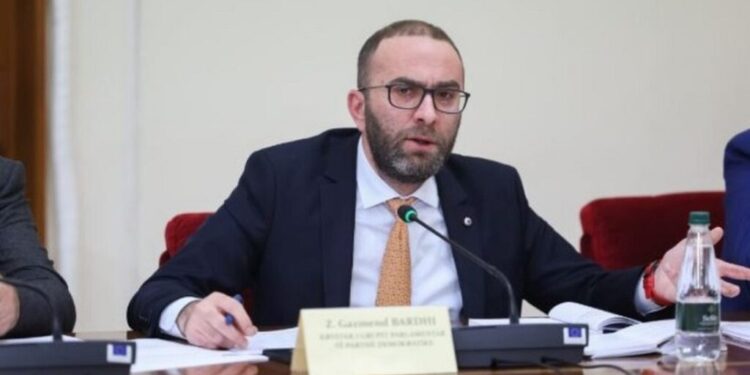 RAMA KRITIKOI GJYQTARIN BALLIU/ Reagon Bardhi: Ata zbatojnë rregullat që miraton qeveria e Kuvendi
