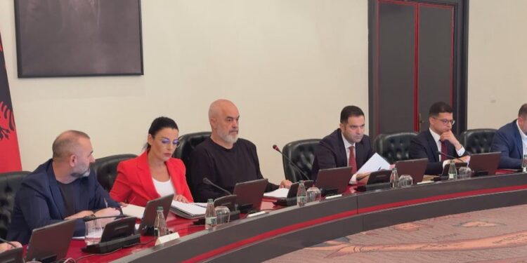 LIGJI I RI PËR ADMINISTRATËN/ Ministrat me të njëjtat kompetenca, por ju hiqet detyrimi për firmat e shkresave