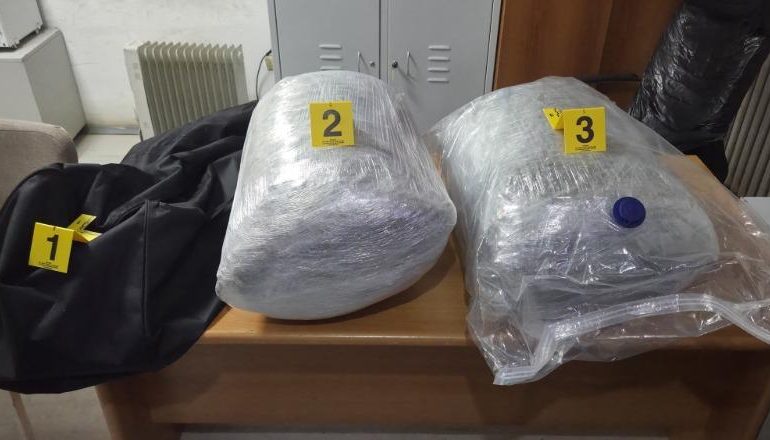 PAMJET/ Trafikanti kapet duke kaluar 21 kg drogë drejt Kosovës, i drejton armën policëve! Arratiset drejt…
