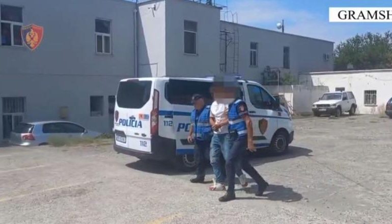 NDEZËN ZJARR DHE RREZIKUAN BANESAT/ Arrestohet 26-vjeçari në Gramsh, në hetim babai i tij