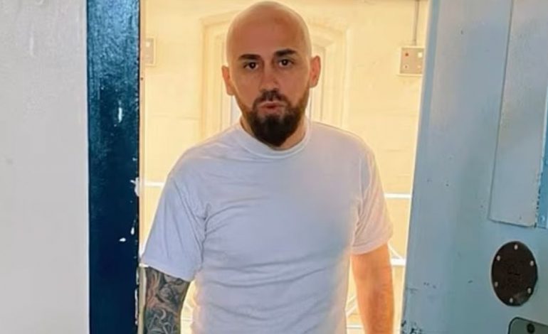 VRASËSI SHQIPTAR “BABALE” ME TELEFON NË BURG/ Poston video në Tik Tok nga burgu britanik, kërkon transferim në Shqipëri: Kam 7 vite pa parë familjen…
