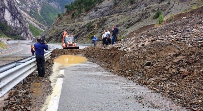 MOTI I KEQ NË KUKËS/ Rrëshqitje dherash në disa akse! Shuhen zjarret në Fushë Arrëz