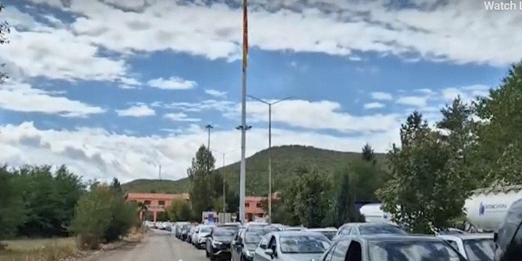 RADHË AUTOMJETESH NË QAFË THANË/ Dy doganat shqiptare dhe maqedonase shtojnë sportelet
