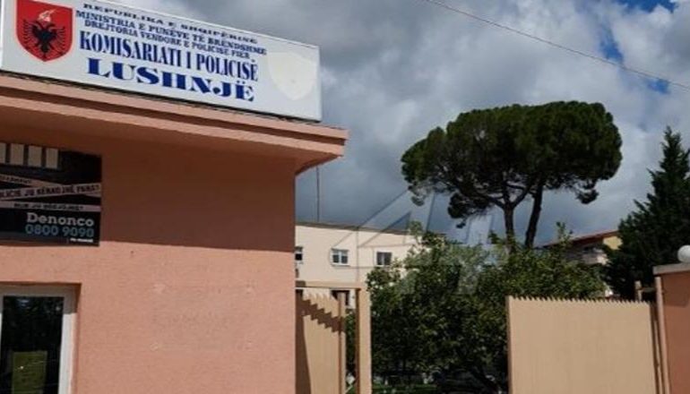 E RËNDË NË LUSHNJË/ Pronari i lokalit qëllon me armë zjarri drejt klientit, e plagos në këmbë! Shpallet në kërkim