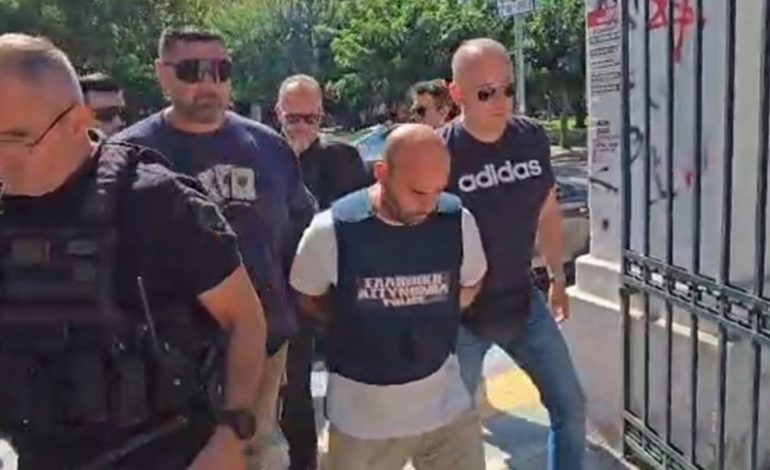 ME KOKËN ULUR DHE NË HESHTJE/ 40-vjeçari shqiptar që vrau gruan përpara syve të 4 fëmijëve mbërrin në gjykatë