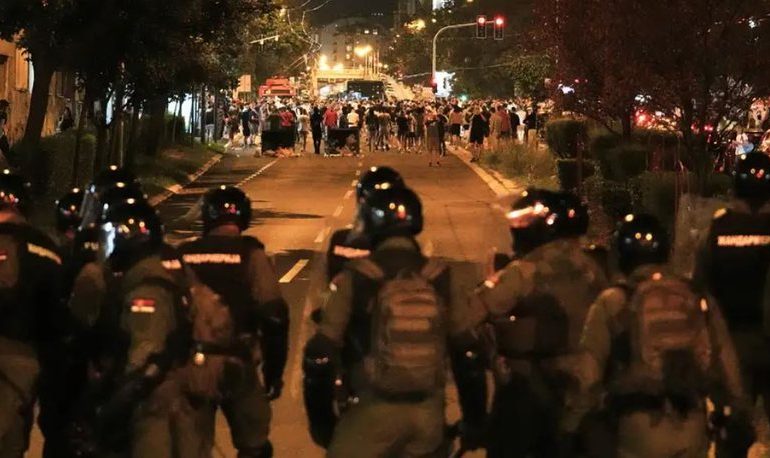 DHUNË GJATË PROTESTAVE NË SERBI/ Dyshohet se po përdoren edhe bandat kriminale! Si po reagon BE-ja?