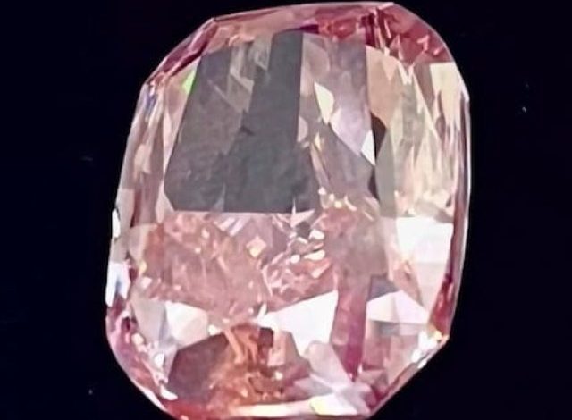 DUBAI/ Historia e diamantit rozë të vjedhur dhe të rikuperuar prej 25 milionë dollarësh