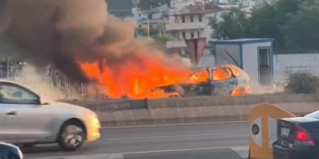 PËRFSHIHET NGA FLAKËT MAKINA NË GJIROKASTËR/ Zjarrfikësit shuajnë flakët, shkrumbohet mjeti
