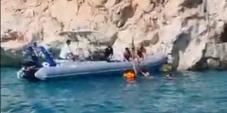 MBETI I BLLOKUAR NË MES TË DETIT/ Shpëtohet turist francez pranë Gjipesë
