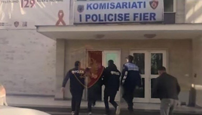 E PËSON KEQ 30-VJEÇARI NË FIER/ Hodhi 13 doza kokainë në tokë kur pa agjentët, prangoset në ndjekje