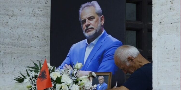 LAMTUMIRË ARTUR ZHEJI/ Mbahen homazhet për gazetarin dhe publicistin e ndjerë