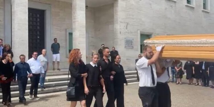 MBYLLEN HOMAZHET/ Gazetari Artur Zheji përcillet për në banesën e fundit