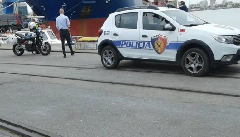 DONTE TË FUSTE NË SHQIPËRI MAKINËN E VJEDHUR NË ITALI/ Arrestohet italiani në Portin e Durrësit