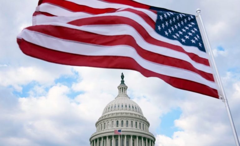 NË BURG KUSH DJEG FLAMURIN AMERIKAN/ Trump nënshkruan urdhrin ekzekutiv
