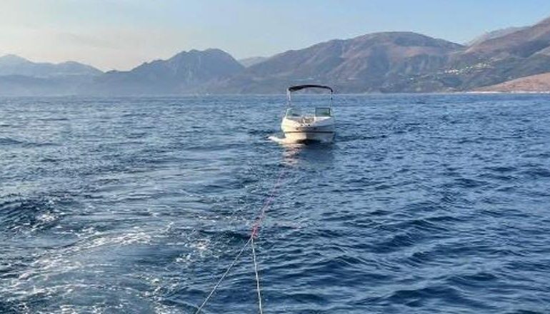 MJETI I TYRE LUNDRUES PËSOI DEFEKT NË GJIRIN E KAKOMËS/ Kapiteneria e portit Sarandë i vjen në ndihmë një grupi turistësh