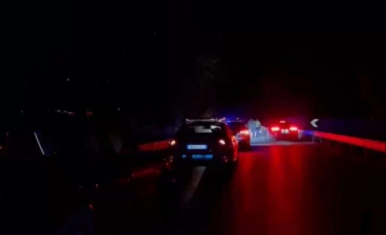 AKSIDENT TRAGJIK NË KORÇË/ Makina përplas për vdekje 50-vjeçaren pranë fshatit Voskopojë