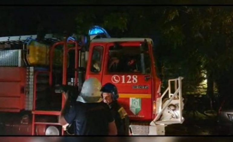 ZJARR NË NJË PALLAT NË LUSHNJË/ Panik mes banorëve, një grua e lënduar