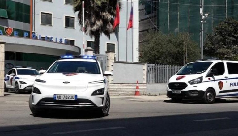 POLICIA AKSION NË SHKOZË TË DURRËSIT/ Shoqërohen disa persona me rrezikshmëri