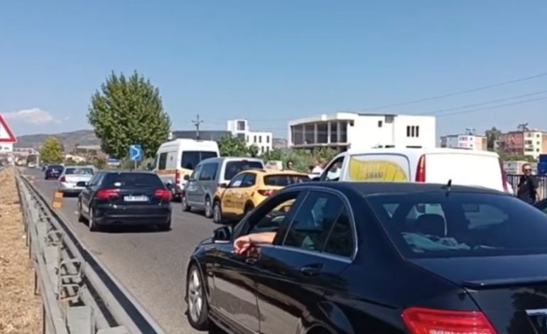 AKSIDENT I 5-FISHTË NË AUTOSTRADËN FIER-LUSHNJË/ Bllokohet qarkullimi i mjeteve