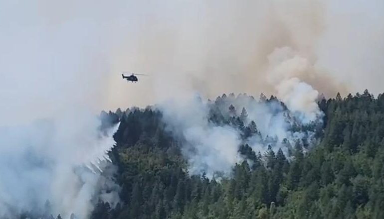 ZJARR NË MIRAS TË KORÇËS/ Ndërhyn nga ajri helikopteri për të shuar flakët