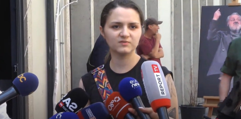 “BABAIN E HËNGRI KANCERI NGA BRENDA”/ E bija e Naun Shundit gjatë homazheve për të atin: Mendoi se do të jetonte
