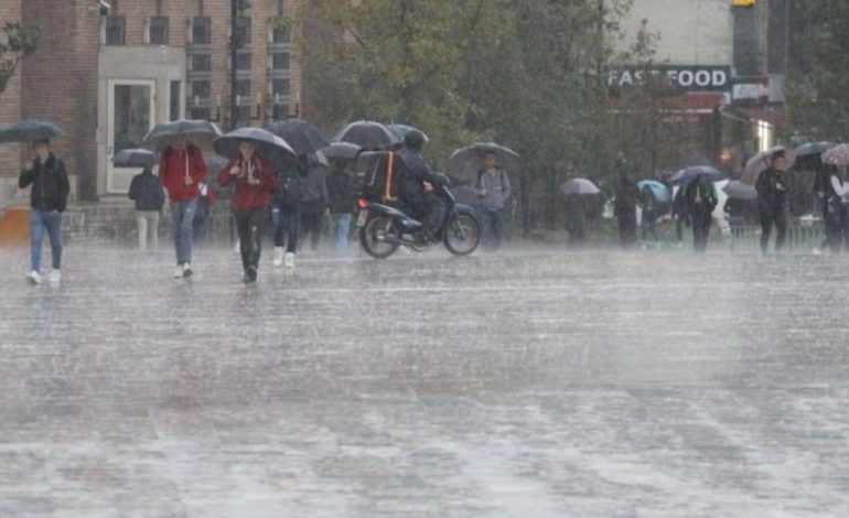 PRITEN RESHJE SHIU TË DENDURA NË TIRANË/ Bashkia apel qytetarëve: Evitoni lëvizjet e panevojshme